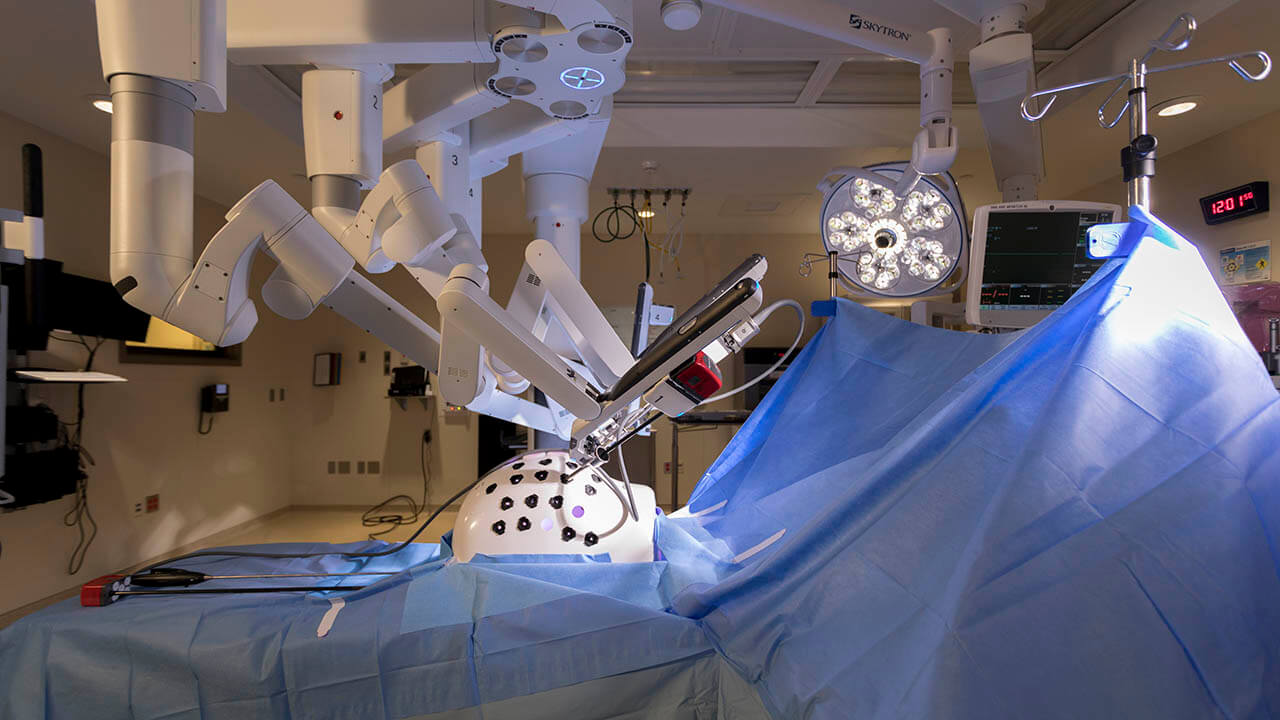 DaVinci surgery robot in a surgery room