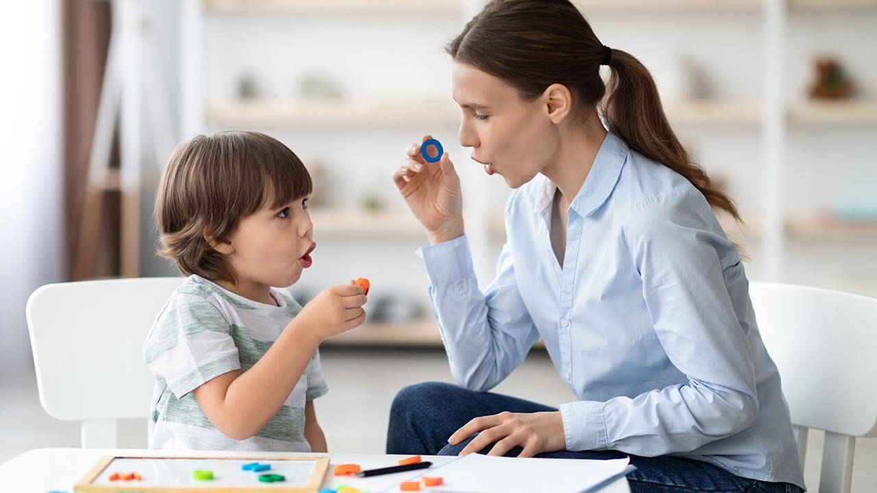 speech therapist sounding words with toddler